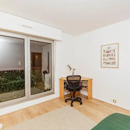 Large In The Buttes Chaumont Area Parigi